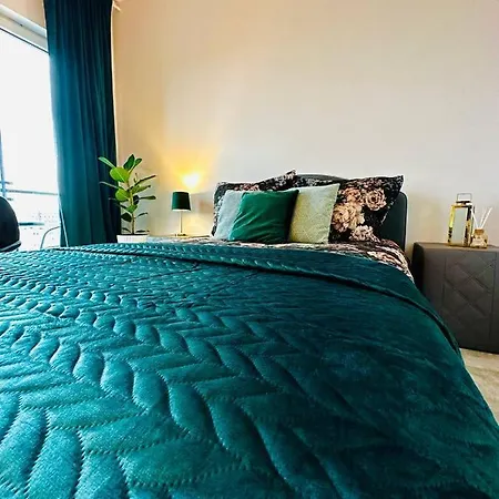 Uroczy Apartament Blisko Centrum Warszawy *